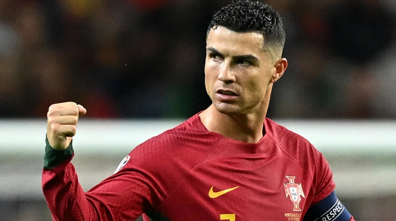 Ronaldo tiến gần kỷ lục ghi bàn sau tuổi 30 của huyền thoại Arsenal